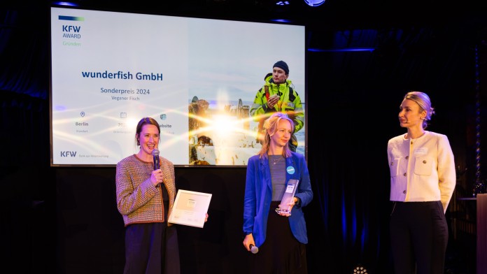 Bühnensituation während der Preisverleihung vom Award Gründen 2024