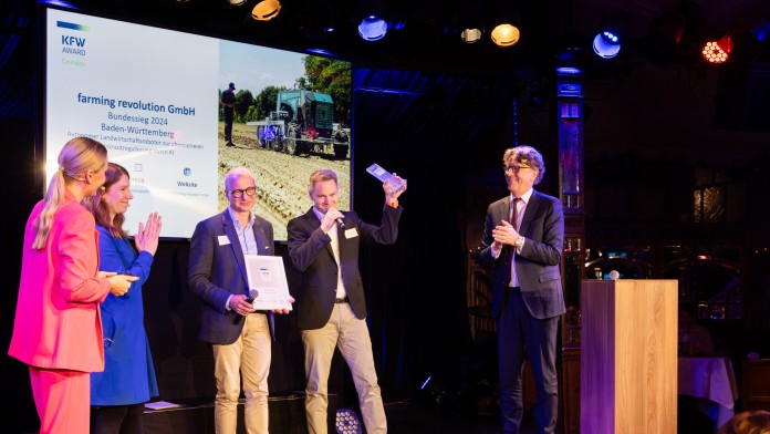 Bühnensituation während der Preisverleihung vom Award Gründen 2024
