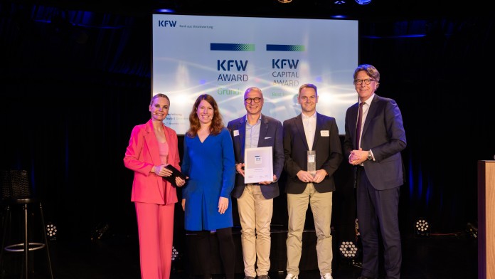 Bühnensituation während der Preisverleihung vom Award Gründen 2024