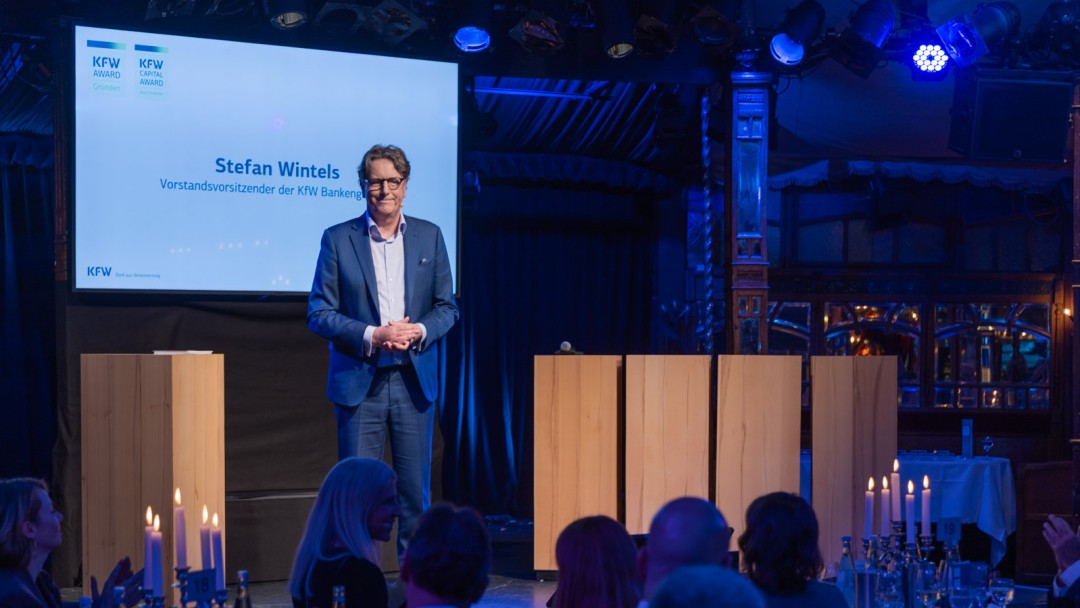 röffnungsrede von Stefan Wintels (Vorstandsvorsitzender der KfW-Bankengruppe) auf der Bühne bei der Preisverleihung des KfW Award Gründen 2025