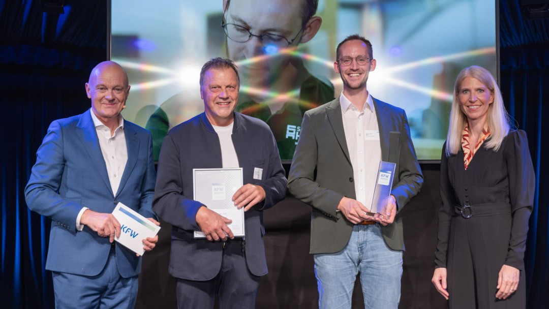 Auf der Bühne während der Veröeihung des Sonderpreis des KfW Gründen Award 2025 an die Schreinerei Hodapp