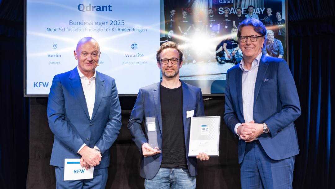Auf der Bühne während der Veröeihung des Bundessieg des KfW Gründen Award 2025 an Qdrant Solutions GmbH