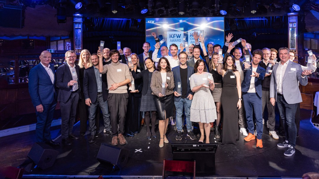 Gruppenfoto aller Preisträger auf der Bühne während der Preisverleihung des KfW Award Gründen 2025