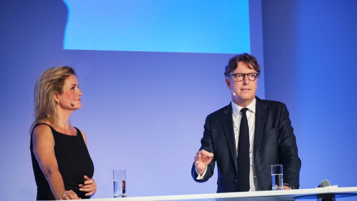 KfW-Vorstandsvorsitzender Stefan Wintels und Moderatorin