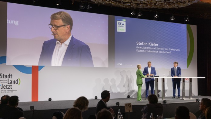Kurzer Talk mit Stefan Kiefer beim KfW Award Leben 2025