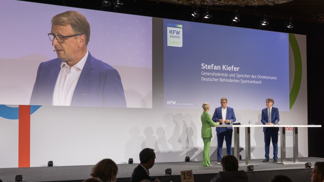 Kurzer Talk mit Stefan Kiefer beim KfW Award Leben 2025