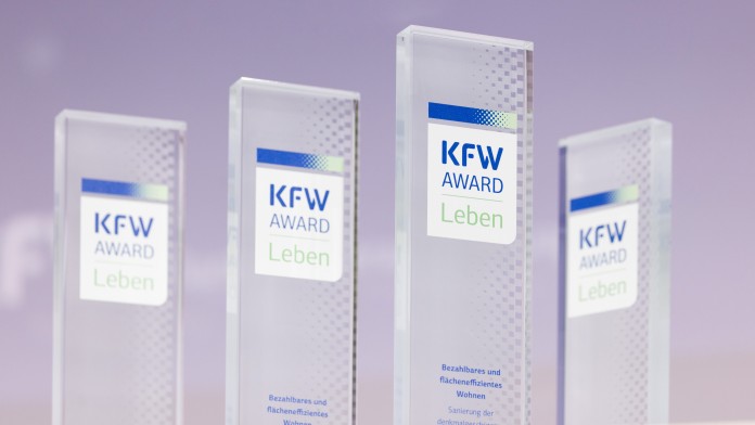 Vier Award-Trophäen des KfW Award Leben