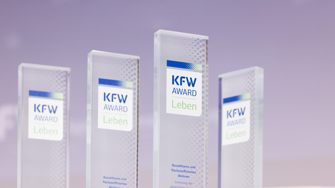Vier Award-Trophäen des KfW Award Leben