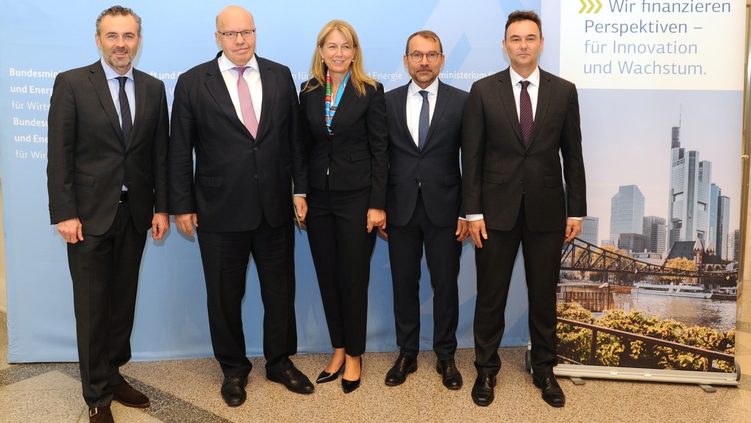 von links nach rechts: Thomas Jarzombek (Koordinator der Bundesregierung für Luft- und Raumfahrt), Peter Altmeier (Bundesminister für Wirtschaft und Energie), Dr. Ingrid Hengster (KfW-Vorstandsmitglied), Dr. Jörg Goschin (Geschäftsführer von KfW Capital) und Alexander Thees (Geschäftsführer von KfW Capital) auf dem 6. Investmentforum im Bundeswirtschaftsministerium in Berlin.