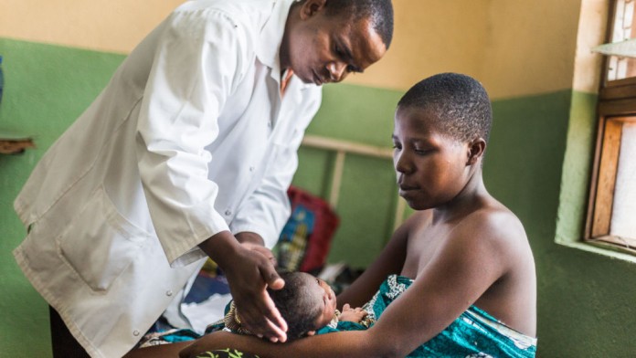 Mother with baby during a medical examinationUntersuchung