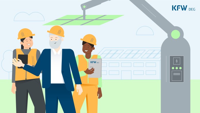 Drei Projektmitarbeitende vor einem Roboter, der Solarpaneele verlegt