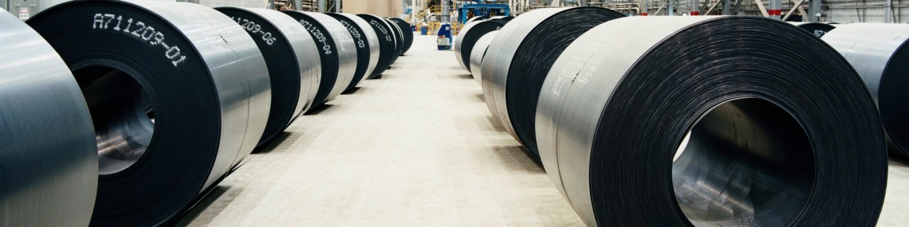 Rollen mit fertigen Stahlplatten in der Lagerhalle einer Stahlfabrik