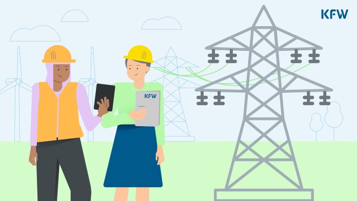 Zwei Projektmitarbeitende neben einem Strommast