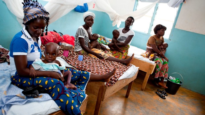 Afrikanische Mütter mit Kindern in Krankenstation