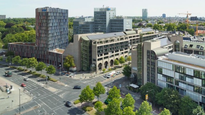 Frankfurter KfW-Gebäudekomplex mit großer Straßenkreuzung im Vordergrund von oben.
