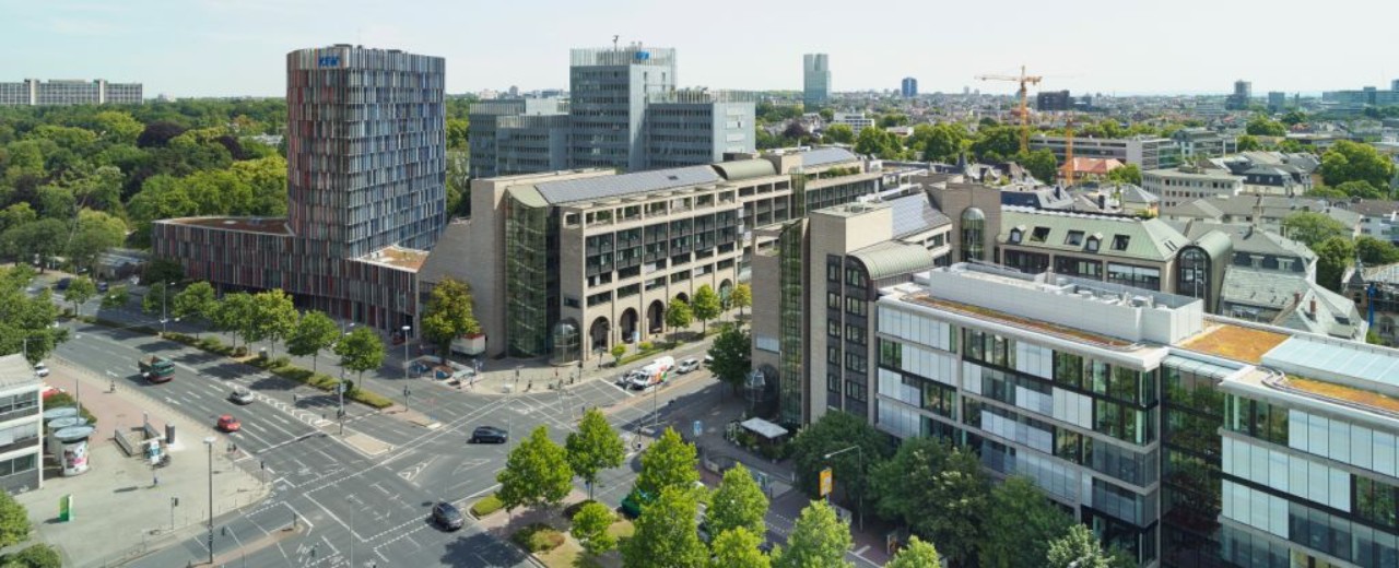 Frankfurter KfW-Gebäudekomplex mit großer Straßenkreuzung im Vordergrund von oben.