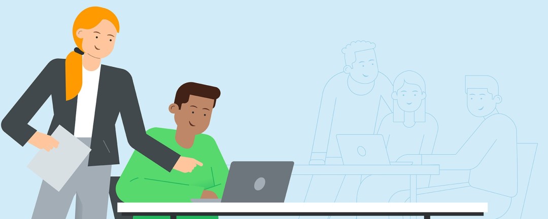 Junge Frau zeigt einem jungen Mann, der an einem Tisch mit einem Laptop sitzt, etwas. Der Hintergrund ist hellblau. 