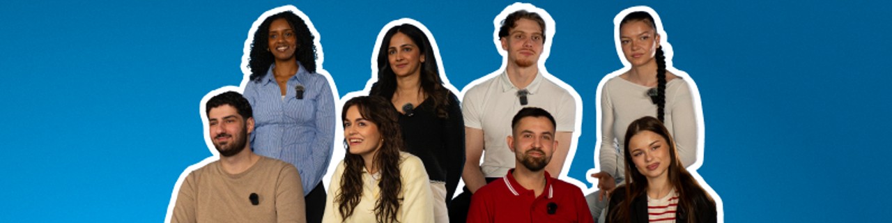 Acht Auszubildende und Studierende sitzen in zwei Reihen, davon fünf junge Frauen und drei junge Herren. Der Hintergrund ist blau und auf dem Bild steht nine to five Lohnt sich? Ja. Bei der KfW. Flexibel und sinnvoll. 