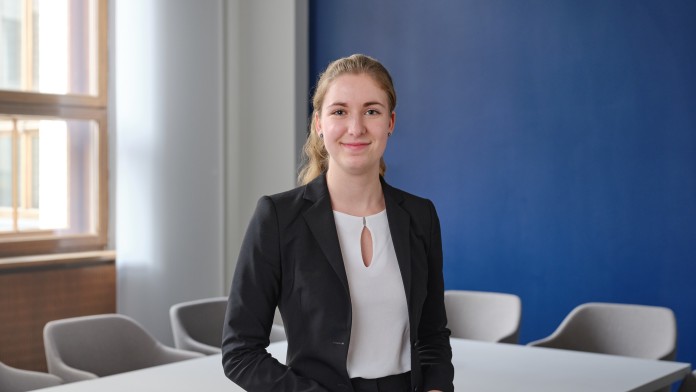 Portraitaufnahme von Marie-Elisabeth Segger, sie trägt ein weißes Oberteil und schwarzen Blazer