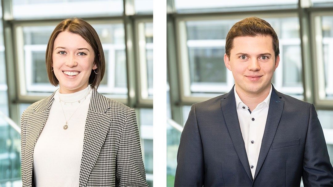 Portraitaufnahme von Svenja Schiffer und von Malte Pohlmann, sie trägt ein weißes Oberteil und einen Blazer mit Hahnentrittmuster, er trägt ein Hemd und dunkelblaues Sakko.