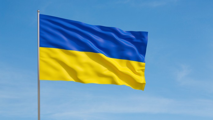 Wehende Flagge der Ukraine auf einem Himmelshintergrund