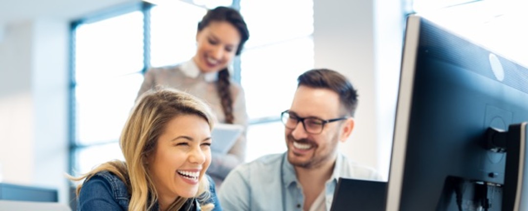 Gruppe von Geschäftsleuten und Softwareentwicklern, die als Team im Büro arbeiten