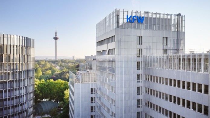 Drohnenaufnahmen des KFW Standorts Frankfurt am Main aus Mai 2020. Blick auf das Haupthaus mit KfW Logo und Fernsehturm im Hintergrund.