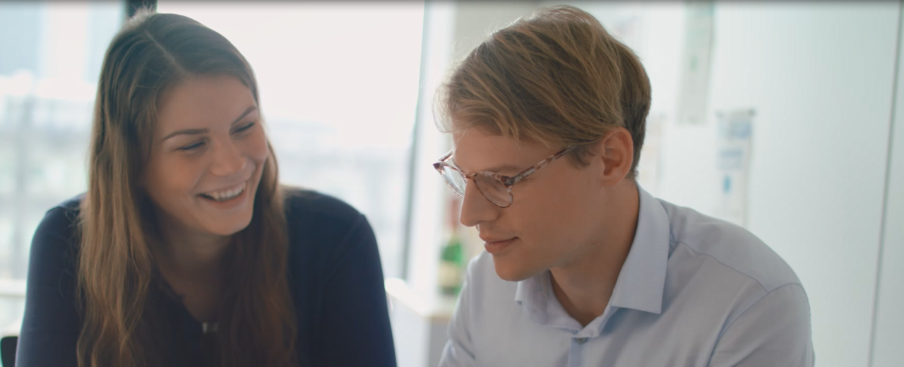 Zwei IT Trainees arbeiten an einem Laptop