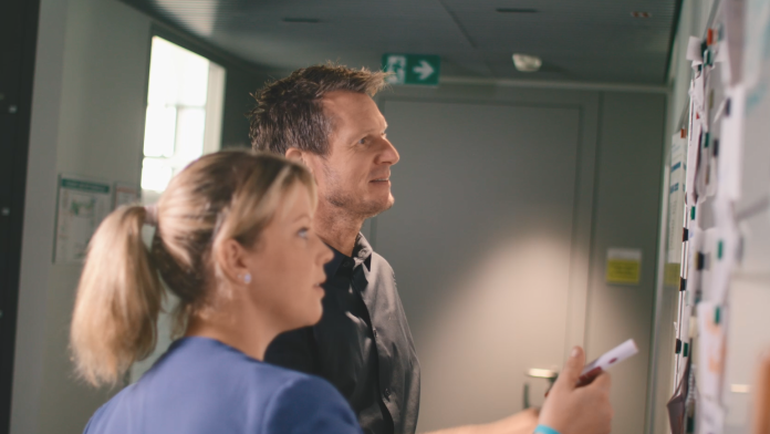 Sarah Kornak und Marcus Kamps arbeiten an einem Whiteboard