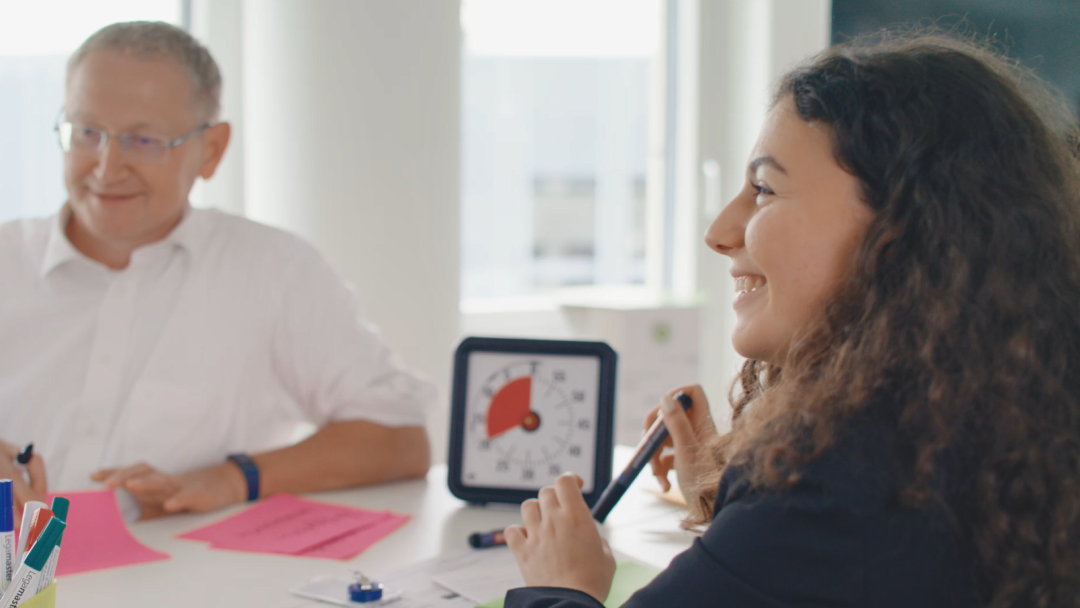 Mehrere Personen nehmen an einem Workshop mit agilen Methoden teil