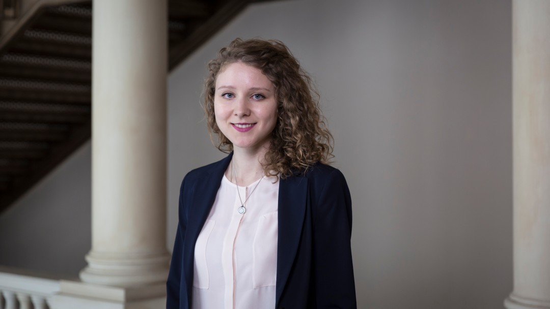 Ein Portraitfoto von einer Mitarbeiterin im Berliner KfW Gebäude