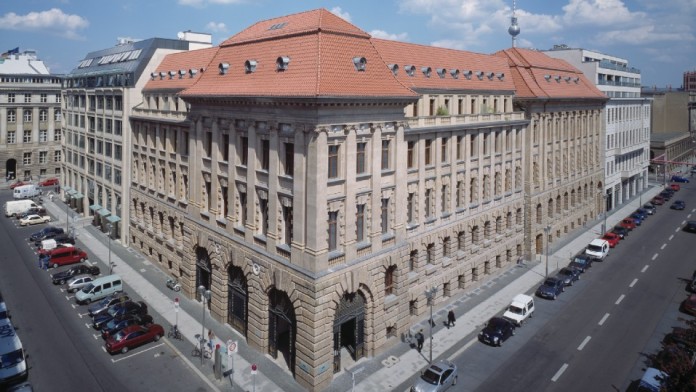 Ein Foto im Eckanschnitt vom KfW Gebäude beziehungsweise Standort in Berlin. Es ist ein altes und historisches Gebäude direkt am Gendarmenmarkt mit einer guten und zentralen Anbindung.