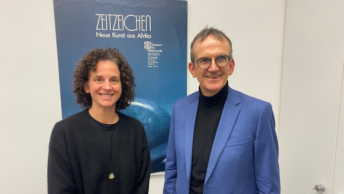 Gruppenbild von Andrea Hause, Bereichsleiterin bei der KfW Entwicklungsbank und Martin Schmid, Portfoliomanager in der KfW Entwicklungsbank. Sie hat braune, lockige, kinnlange Haare und trägt einen schwarzen Cardigan. Er trägt eine Brille und einen schwarzen Rollkragenpullover mit blauem Sakko.