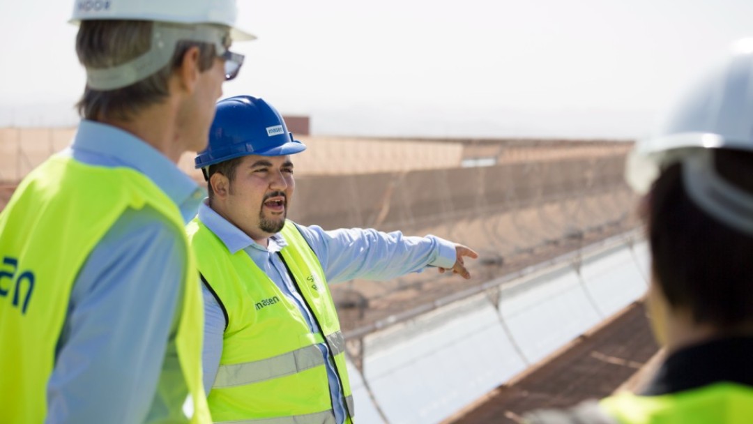 Ein Solarpark in der Wüste von Marokko