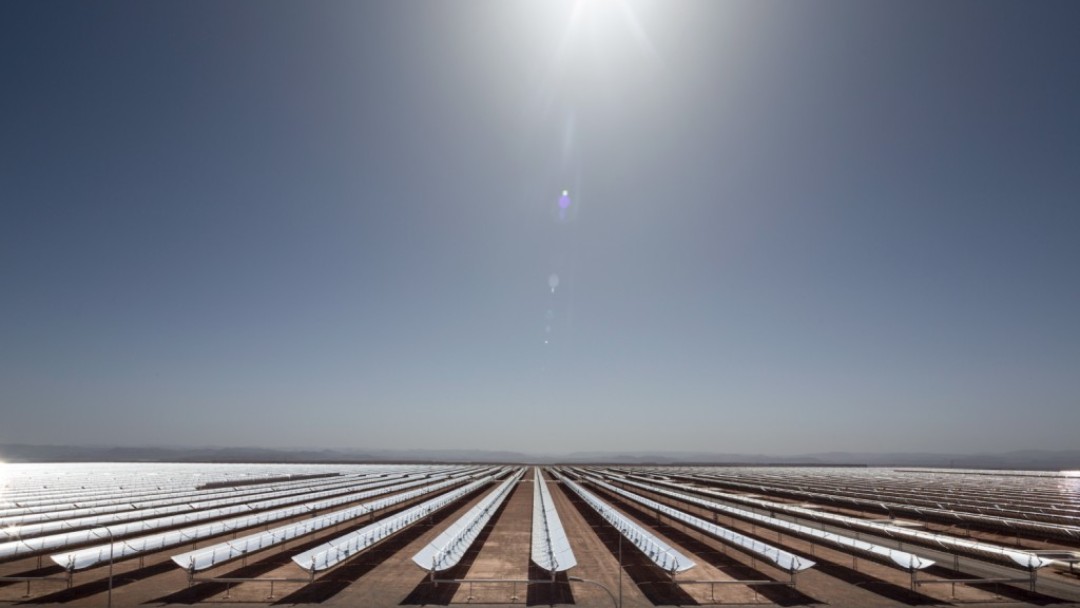 Ein Solarpark in der Wüste von Marokko