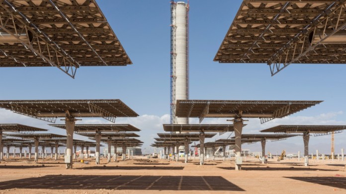 Solarpark in der Wüste von Marokko 