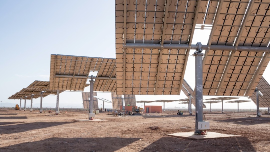 Ein Solarpark in der Wüsten von Marokko