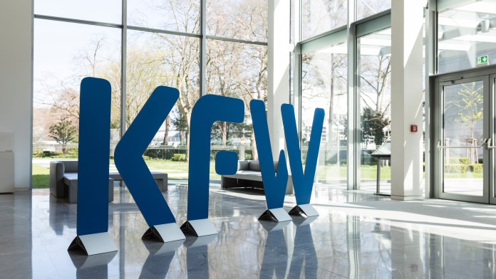 KfW Logo-Aufsteller im Foyer des Haupthauses der KfW