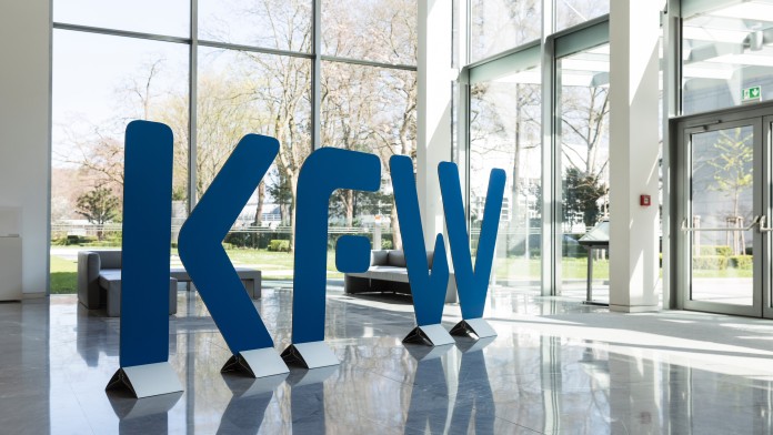 KfW Logo-Aufsteller im Foyer des Haupthauses der KfW