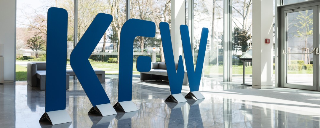 KfW Logo-Aufsteller im Foyer des Haupthauses der KfW