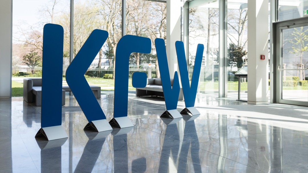 KfW Logo-Aufsteller im Foyer des Haupthauses der KfW