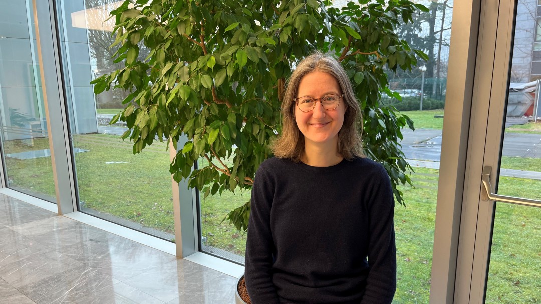 Portraitbild von Heleen Oomen, Mitarbeiterin aus dem IT-Bereich KfW. Sie hat kinnlange blonde Haare, trägt eine Brille und einen dunkelnblauen Pullover.