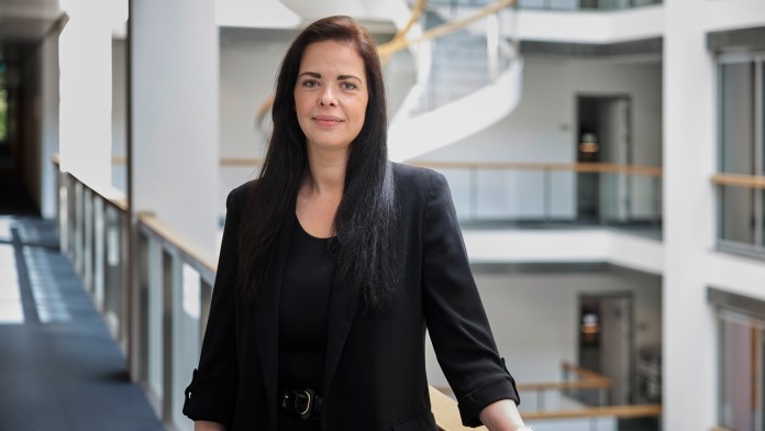 Claire Eufinger-Johnson aus dem Recruitingteam der KfW, Portraitaufnahme in der Ostarkade in Frankfurt