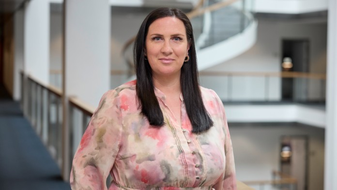 Julia Böttcher aus dem Recruitingteam der KfW, Portraitaufnahme in der Ostarkade in Frankfurt