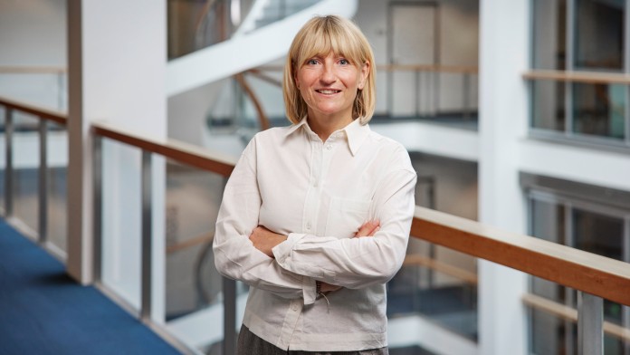 Karis Giordano aus dem Team Nachwuchsförderung der KfW, Portraitaufnahme in der Ostarkade in Frankfurt