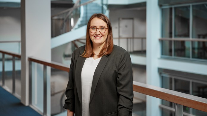 Luisa Knauer aus dem Recruitingteam der KfW, Portraitaufnahme in der Ostarkade in Frankfurt
