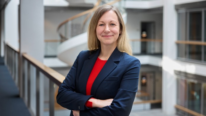 Sonja Stöckl aus dem Recruitingteam der KfW, Portraitaufnahme in der Ostarkade in Frankfurt