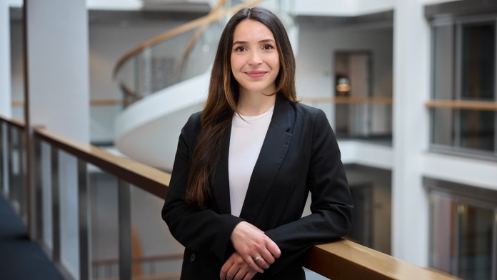 Sophia Fillmann aus dem Recruitingteam der KfW, Portraitaufnahme in der Ostarkade in Frankfurt