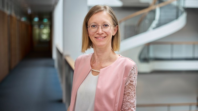 Swetlana Burghardt aus dem Recruitingteam der KfW, Portraitaufnahme in der Ostarkade in Frankfurt