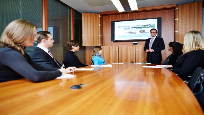 Dozent und Plenum in Fortbildungssituation der KfW